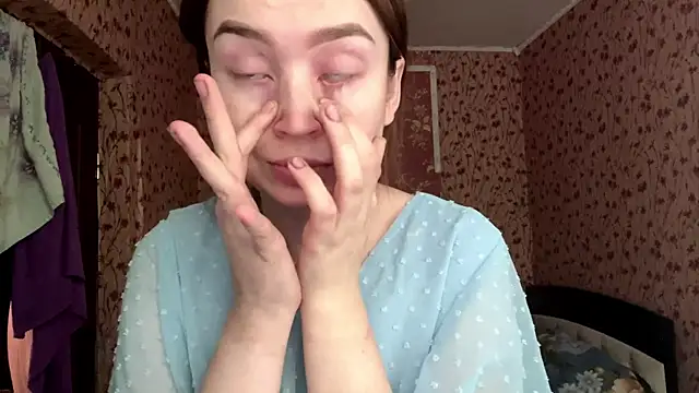 Chloooee online show from May 2026 02:47:01 PM