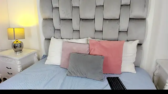 sofia  thompson online show from May 2026 11:41:02 AM