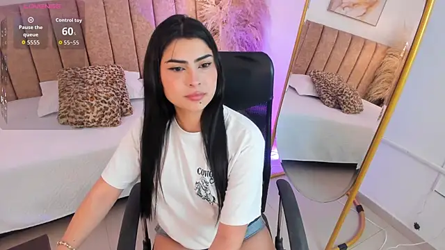 Snapshot of SofiVelvet_ chatting on May 2026 01:25:01 PM SofiVelvet online show from May 2026 01:25:01 PM