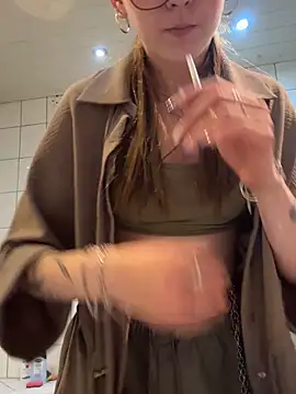 Lina-420 online show from May 2026 07:52:01 PM