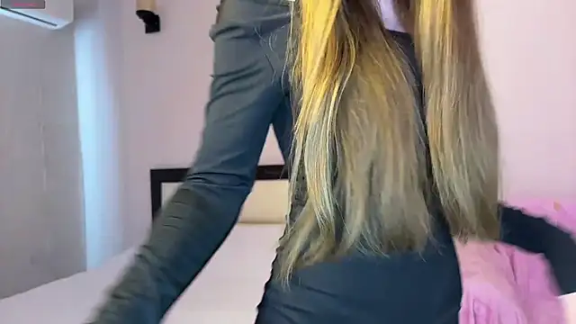JuliaStarly online show from May 2026 11:54:02 AM
