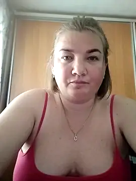 Snapshot of MiyaOlliver chatting on May 2026 07:32:01 AM MiyaOlliver online show from May 2026 07:32:01 AM
