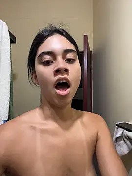 mia moonna online show from May 2026 12:11:01 PM