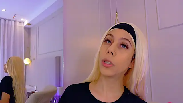 ZoeyPetit online show from July 2026 07:02:01 PM