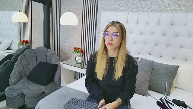 VioletSweetts online show from July 2026 12:50:02 AM