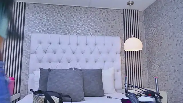 Snapshot of VioletSweetts chatting on May 2026 07:21:02 PM VioletSweetts online show from May 2026 07:21:02 PM