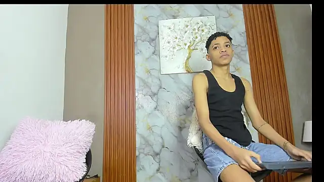 LOVE GUYS1 online show from June 2026 01:22:02 PM