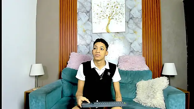 LOVE GUYS1 online show from May 2026 01:20:01 PM