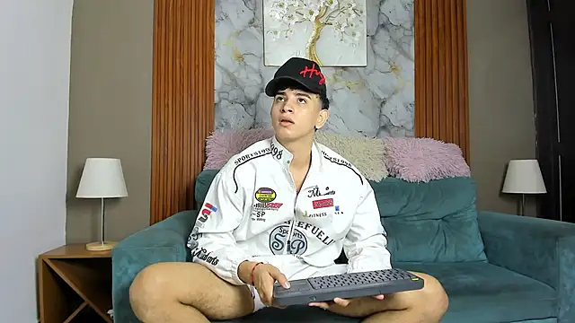 LOVE GUYS1 online show from May 2026 04:04:02 PM
