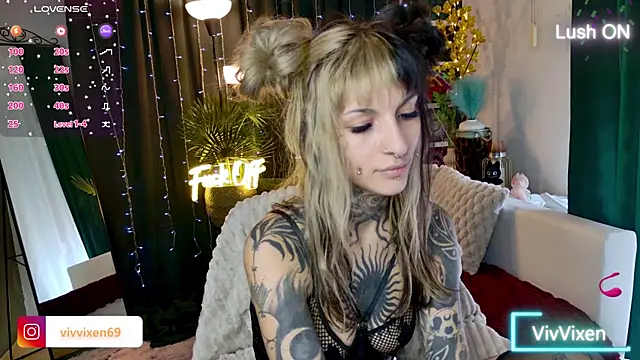 Snapshot of VivVixen chatting on June 2026 02:06:02 PM VivVixen online show from June 2026 02:06:02 PM