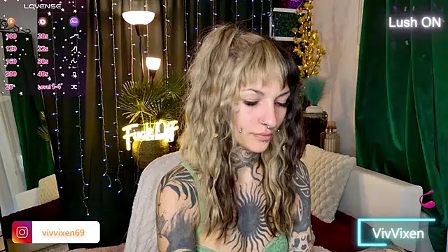 Snapshot of VivVixen chatting on May 2026 05:33:02 PM VivVixen online show from May 2026 05:33:02 PM