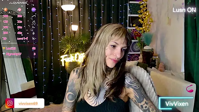 Snapshot of VivVixen chatting on May 2026 04:04:01 PM VivVixen online show from May 2026 04:04:01 PM