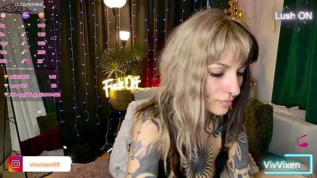 Snapshot of VivVixen chatting on May 2026 04:04:02 PM VivVixen online show from May 2026 04:04:02 PM