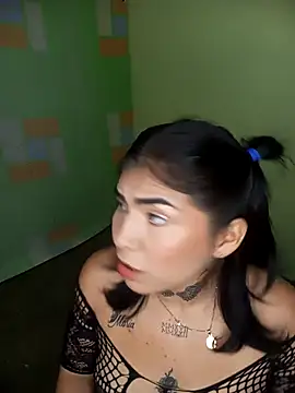 PequenaNena online show from May 2026 04:17:01 AM
