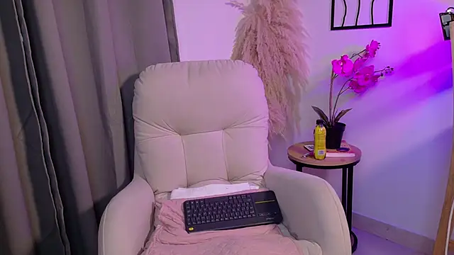 Alanna L online show from May 2026 02:09:01 PM