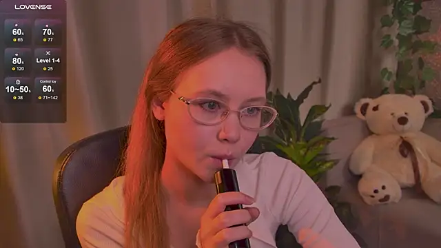 FloraLarsson online show from June 2026 03:33:01 AM