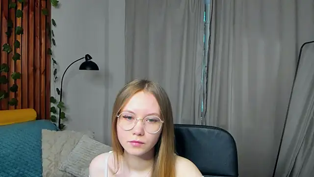 FloraLarsson online show from May 2026 03:36:01 AM