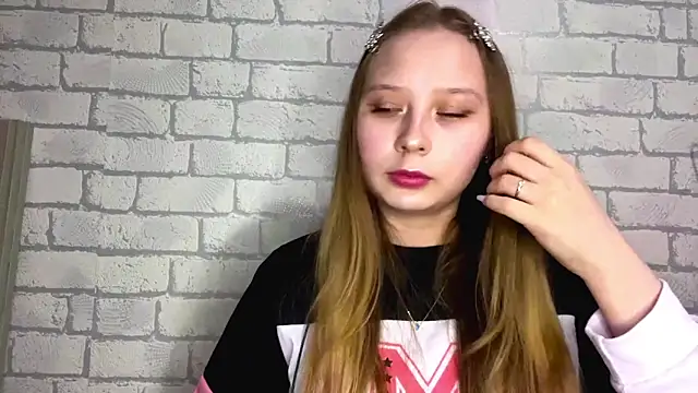 MertieVandusen online show from April 2026 04:25:01 PM