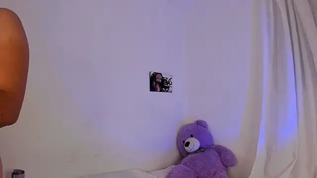 Snapshot of Violetta_cam_ chatting on May 2026 02:22:02 AM Violetta cam online show from May 2026 02:22:02 AM