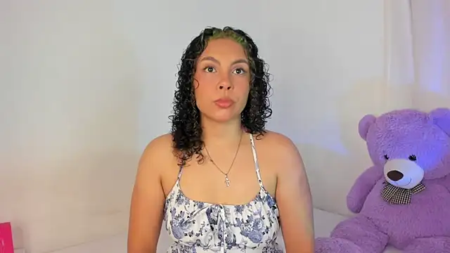 Snapshot of Violetta_cam_ chatting on May 2026 02:26:02 AM Violetta cam online show from May 2026 02:26:02 AM