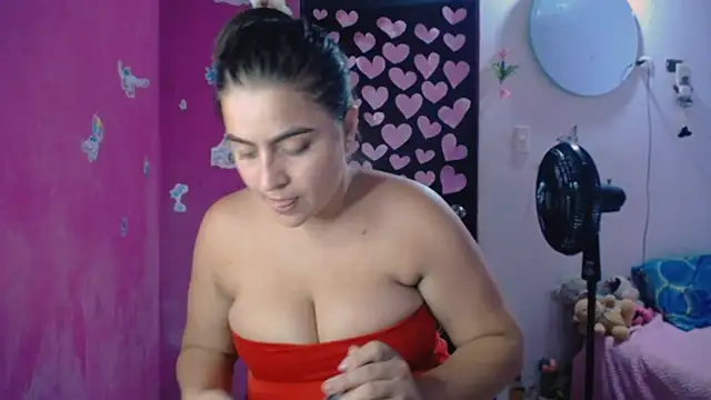 Snapshot of Kiara_tits chatting on May 2026 01:33:01 AM Kiara tits online show from May 2026 01:33:01 AM