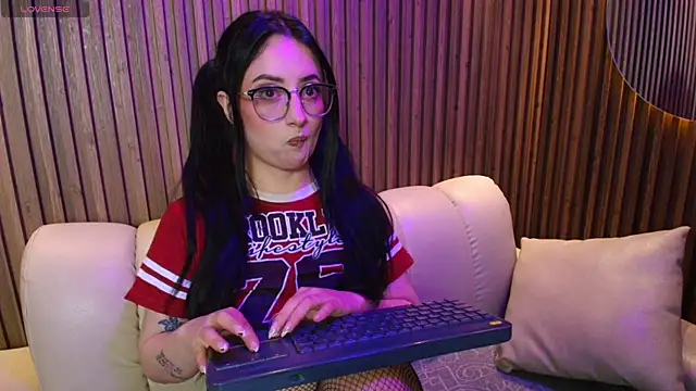 Snapshot of AnnyBonne9 chatting on May 2026 11:28:02 AM AnnyBonne9 online show from May 2026 11:28:02 AM