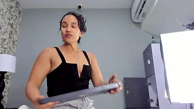 Snapshot of emilly_sweett chatting on July 2026 01:58:33 AM emilly sweett online show from July 2026 01:58:33 AM