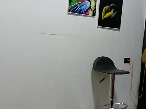 Snapshot of dulce_alexandra chatting on May 2026 12:01:01 PM dulce alexandra online show from May 2026 12:01:01 PM