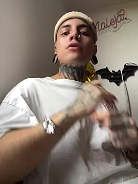 Snapshot of _valentinoooo chatting on July 2026 10:21:02 PM valentinoooo online show from July 2026 10:21:02 PM