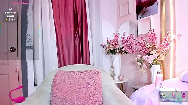 Aili queen online show from May 2026 12:47:01 PM