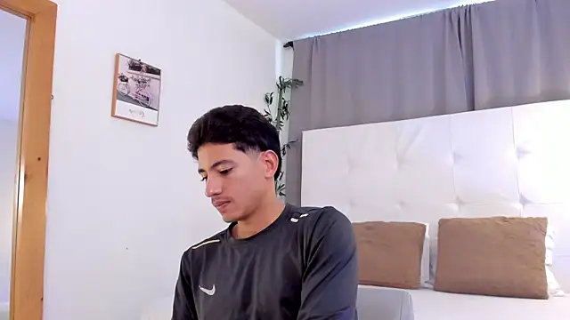 Snapshot of Alejo-and-Thiago chatting on July 2026 01:32:01 PM Alejo-and-Thiago online show from July 2026 01:32:01 PM