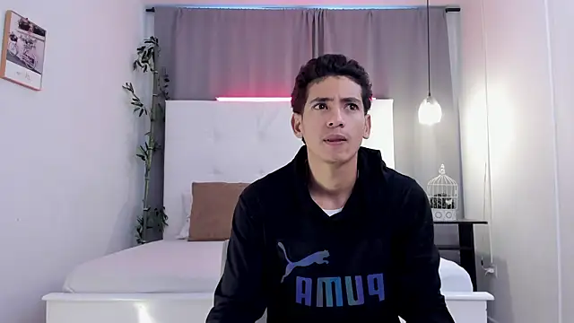 Snapshot of Alejo-and-Thiago chatting on June 2026 12:32:02 PM Alejo-and-Thiago online show from June 2026 12:32:02 PM