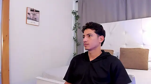Snapshot of Alejo-and-Thiago chatting on July 2026 12:15:01 PM Alejo-and-Thiago online show from July 2026 12:15:01 PM