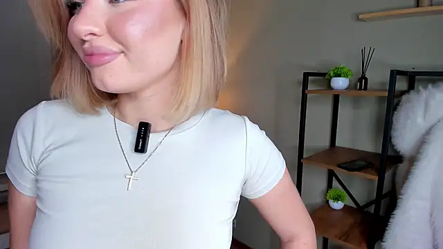 Snapshot of BossyPeach chatting on June 2026 04:02:02 PM BossyPeach online show from June 2026 04:02:02 PM