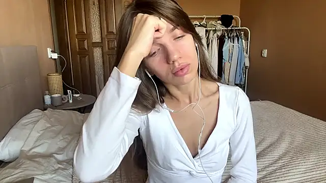 Snapshot of TrishIsaac chatting on May 2026 06:22:01 AM TrishIsaac online show from May 2026 06:22:01 AM
