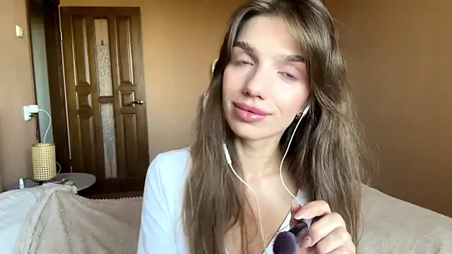 Snapshot of TrishIsaac chatting on June 2026 06:35:02 AM TrishIsaac online show from June 2026 06:35:02 AM