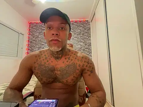 Maxloirinho online show from May 2026 10:35:02 PM