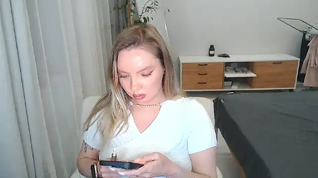 PolinaXXXXXJones online show from May 2026 06:33:01 PM