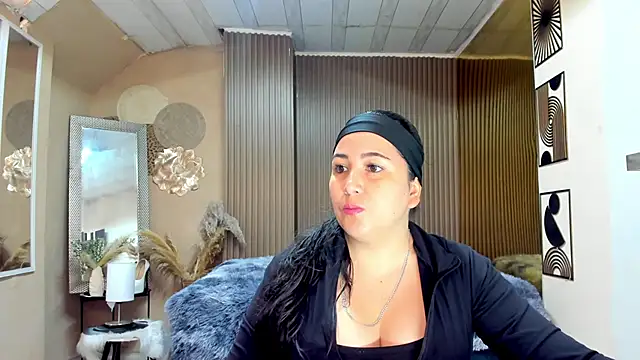 Snapshot of BBWLuxuryMuse chatting on June 2026 11:21:02 AM BBWLuxuryMuse online show from June 2026 11:21:02 AM