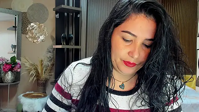 Snapshot of BBWLuxuryMuse chatting on May 2026 11:40:01 AM BBWLuxuryMuse online show from May 2026 11:40:01 AM
