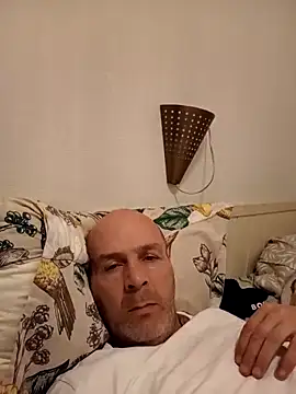 Iulian198128 online show from May 2026 07:52:01 PM