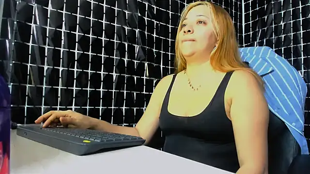 MissAlmaFenix online show from May 2026 04:36:01 PM