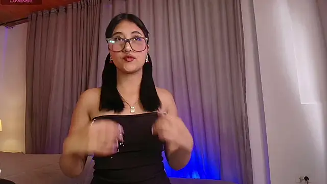 Molly Hils789 online show from May 2026 07:34:01 PM