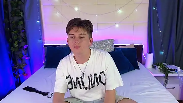 Miless Cooper online show from May 2026 07:08:02 PM