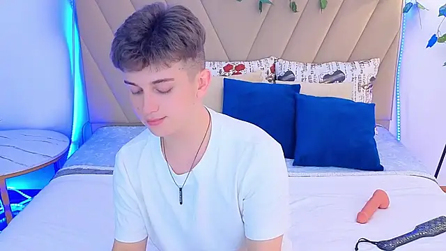 Snapshot of Miless_Cooper chatting on June 2026 04:18:01 AM Miless Cooper online show from June 2026 04:18:01 AM