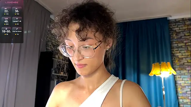 Snapshot of CurlyWinx chatting on June 2026 05:18:01 PM CurlyWinx online show from June 2026 05:18:01 PM