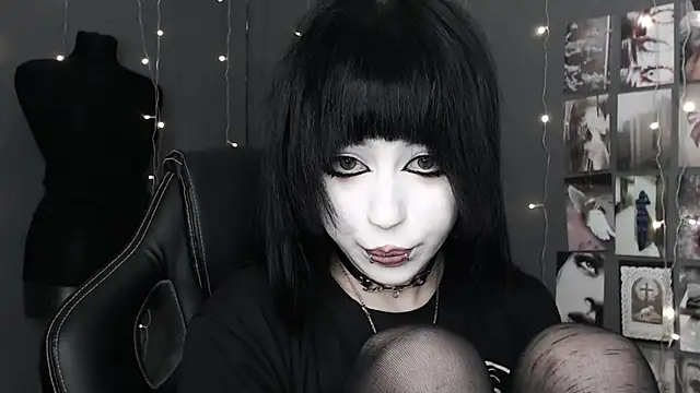 lucy8bit online show from May 2026 10:15:02 PM