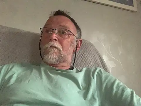 Snapshot of Moonraker64 chatting on June 2026 08:29:02 PM Moonraker64 online show from June 2026 08:29:02 PM
