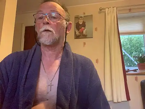 Snapshot of Moonraker64 chatting on June 2026 04:42:02 AM Moonraker64 online show from June 2026 04:42:02 AM