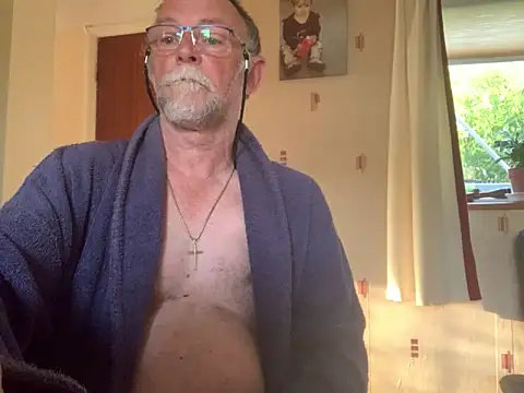 Snapshot of Moonraker64 chatting on June 2026 05:27:01 AM Moonraker64 online show from June 2026 05:27:01 AM